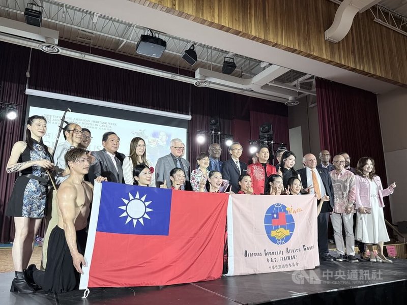 2026年「美國台灣傳統週暨加拿大亞裔傳統月文化訪問團」在多倫多「台灣之夜」年度晚會中演出,僑委會委員長徐佳青(中)也到場同慶。中央社記者胡玉立多倫多攝 115年6月2日