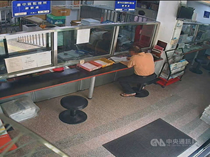 台中施姓男子（圖）曾多次酒駕遭終身禁考照，因無照酒駕拒測被裁罰新台幣近19萬元未繳被強制執行，經台中行政執行分署追查發現他名下不動產異動，他到案才繳清欠款。（翻攝照片）中央社記者蘇木春傳真　115年6月2日