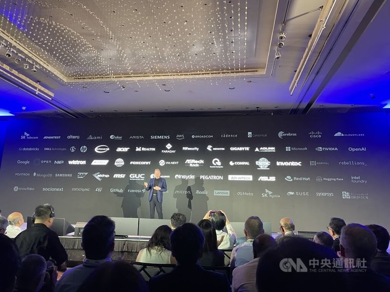 COMPUTEX2日起登場，半導體設計大廠Arm執行長哈斯（Rene Haas）進行主題演講，尾聲秀出背板感謝台灣供應鏈。 中央社記者鍾榮峰攝　115年6月2日
