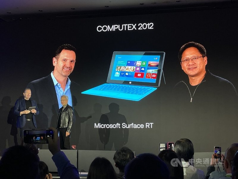 Arm執行長哈斯（Rene Haas）（圖左）2日主題演講，邀請輝達（NVIDIA）執行長黃仁勳（圖右）驚喜現身對話，雙方2012年時合照也跟著曝光。 中央社記者鍾榮峰攝 115年6月2日
