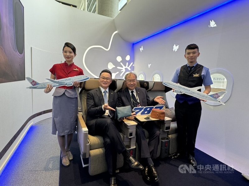 2026 COMPUTEX（台北國際電腦展）2日在台北南港展覽館登場，中華航空首架的全新客機波音787最快下半年上線，其中豪華經濟艙座椅首度曝光，華航董事長高星潢（右2）及華航總經理陳漢銘（左2）合影。中央社記者余曉涵攝　115年6月2日