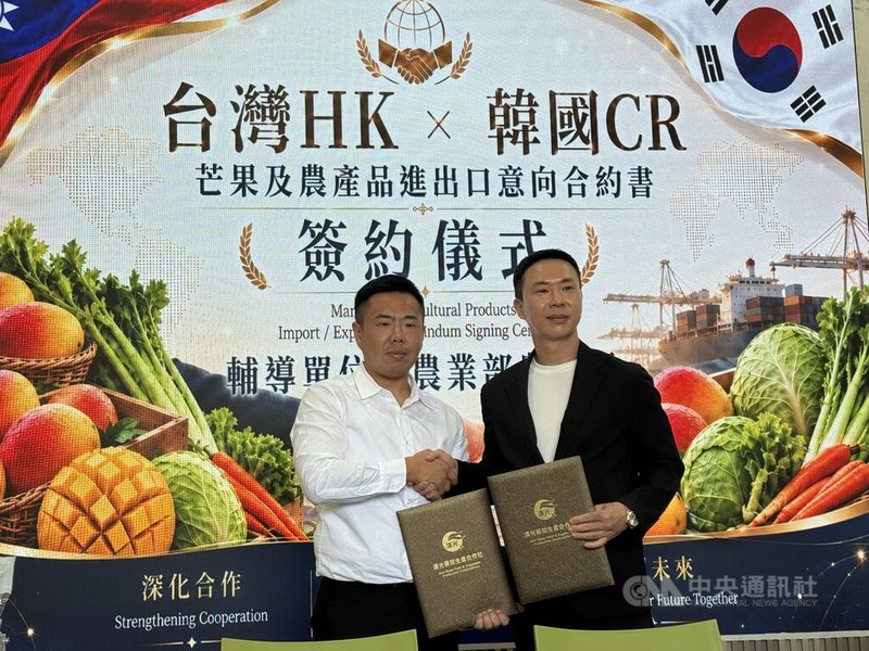 長期經營蔬菜出口的雲林縣漢光農業生技公司，首度跨領域，2日與韓國CR商社簽署「台韓芒果及農產品進出口合作備忘錄」，預計外銷200公噸台灣愛文芒果到韓國。韓國CR商社長洪昌來（右）和漢光農業生技公司總經理廖健凱（左）簽署。　中央社記者姜宜菁攝　115年6月2日