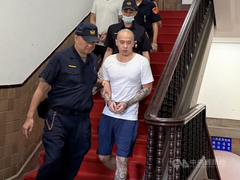 男子黃國維涉吸食喪屍煙彈駕車撞死員警黃瑋震。一審國民法官庭判18年半，二審台灣高等法院認重複評價將案件發回。三審認二審理由說明不足而發回。高院更一審2日開庭，黃國維（前右）由法警提解到庭，在庭上主張符合自首應可減刑。中央社記者劉世怡攝　115年6月2日