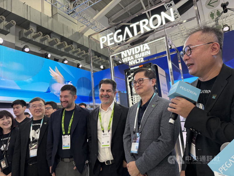代工廠和碩董事長童子賢（右2）2日主持台北國際電腦展（COMPUTEX）媒體活動，發表新一代AI基礎設施產品組合，並邀請輝達（NVIDIA）執行長黃仁勳兒子、輝達機器人產品線經理黃勝斌（右4）到場站台。中央社記者吳家豪攝　115年6月2日