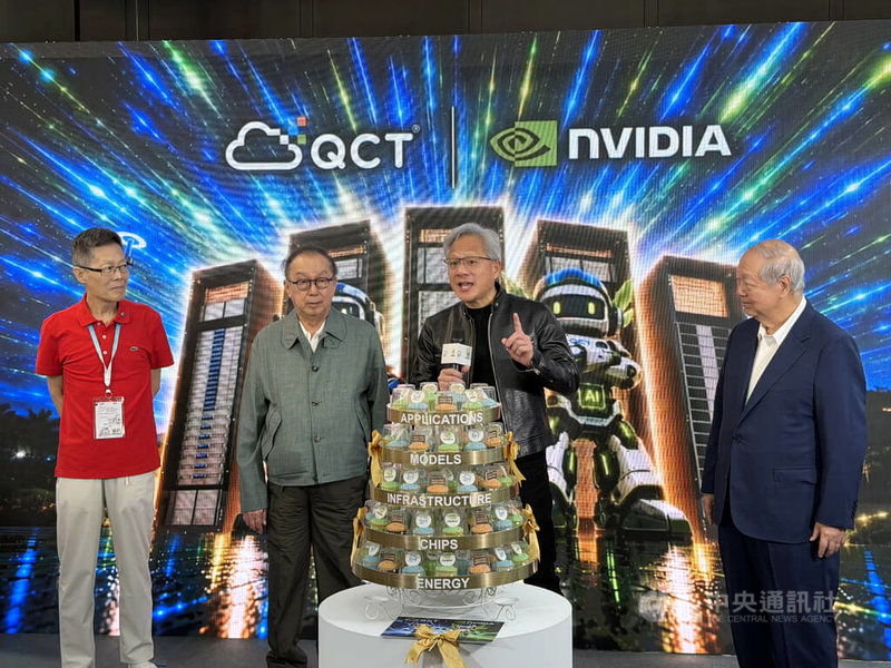 輝達（NVIDIA）執行長黃仁勳（右2）2日下午現身台北國際電腦展（COMPUTEX）會場，首站前往廣達旗下雲達科技展位，雲達特別準備蛋糕形狀的五層擺設，呼應黃仁勳先前提出的「AI五層蛋糕」理論。中央社記者吳家豪攝　115年6月2日