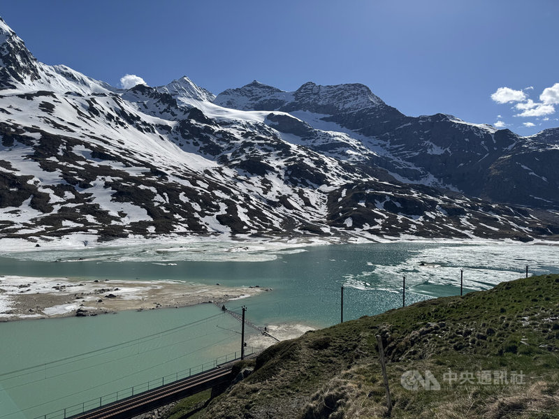 白湖（Lago Bianco）位於海拔2234公尺的山頂，為瑞士最高的水庫之一，6月初白雪尚未化盡，也是雷蒂亞鐵路伯連納冰河列車（Bernina Express）行經風景。中央社記者郭芳君日內瓦攝　115年6月2日
