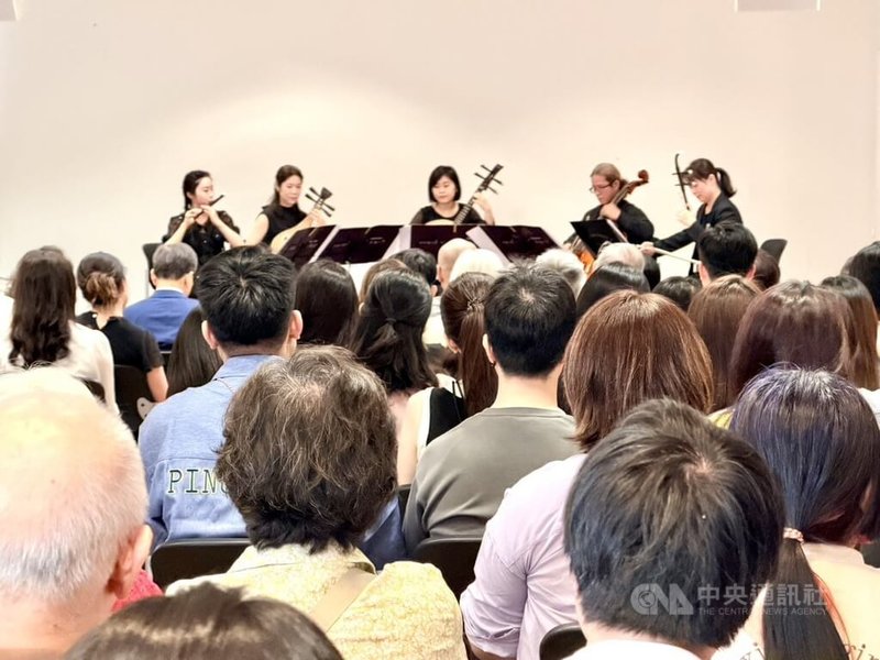 台北市立國樂團（TCO）歐洲巡演首站將於柏林愛樂廳登場，駐德國台北代表處2日舉行歡迎茶會，北市國也帶去絲竹室內樂，演出多首台灣民謠。中央社記者趙靜瑜攝　115年6月2日