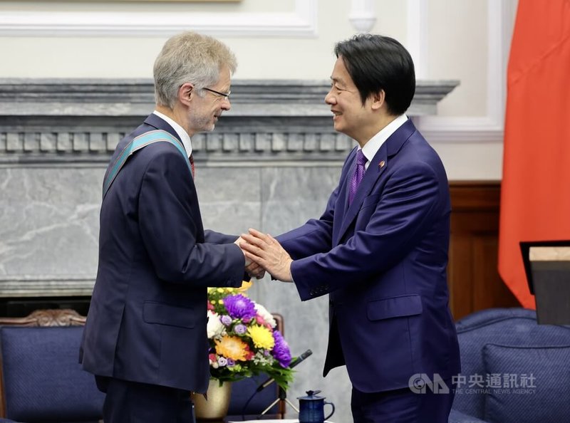 總統賴清德（右）2日在總統府頒授捷克參議長韋德齊（Miloš Vystrčil）（左）「特種大綬卿雲勳章」，表彰韋德齊參議長多年來對台灣的堅定支持，也歡迎他再度來台訪問，用具體的行動支持台灣。中央社記者張皓安攝 115年6月2日