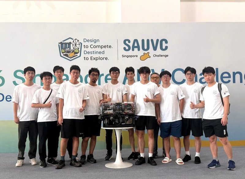 陽明交通大學學生組成的ORCA AUV無人潛水艇團隊，參加「SAUVC 2026新加坡自主式水下無人機挑戰賽」，成功挺進決賽。（陽明交大提供）中央社記者許秩維傳真　115年6月2日