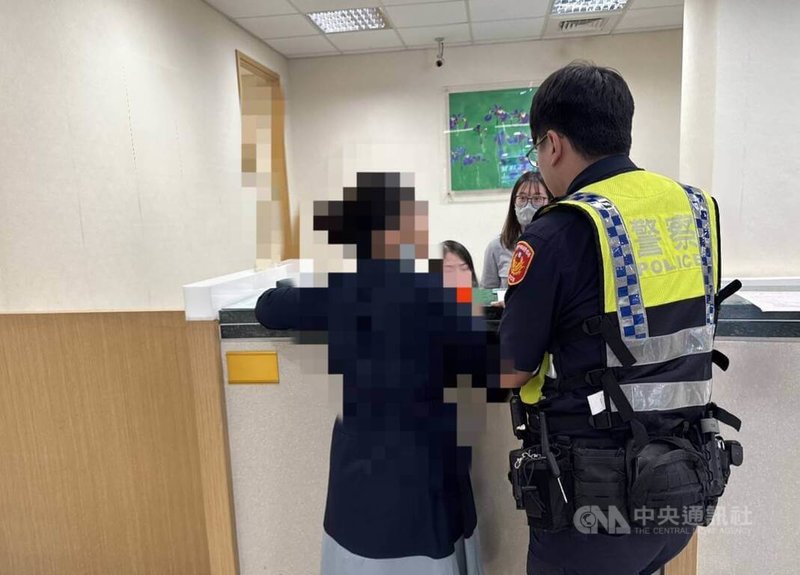 台中許姓女子（前左）認識男網友，對方助分析股市、介紹「主動型ETF」商品，並稱投資就可「穩定獲利」，她1日到銀行要轉帳新台幣100萬元，經行員發現有異報案，警方到場成功阻詐。（翻攝照片）中央社記者蘇木春傳真　115年6月2日