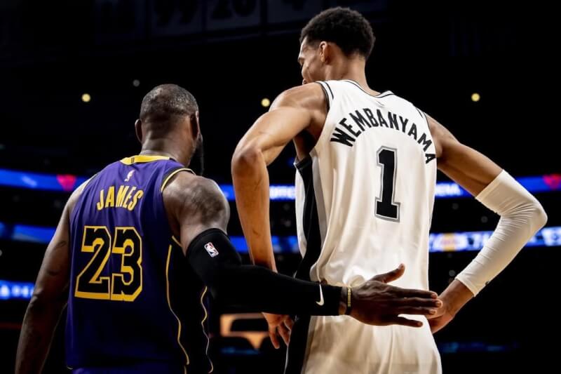 NBA名將詹姆斯（左）在27歲摘下生涯第1枚冠軍戒。溫班亞馬（右）年僅22歲，可能將此一指標大幅提前。（圖取自instagram.com/wemby）