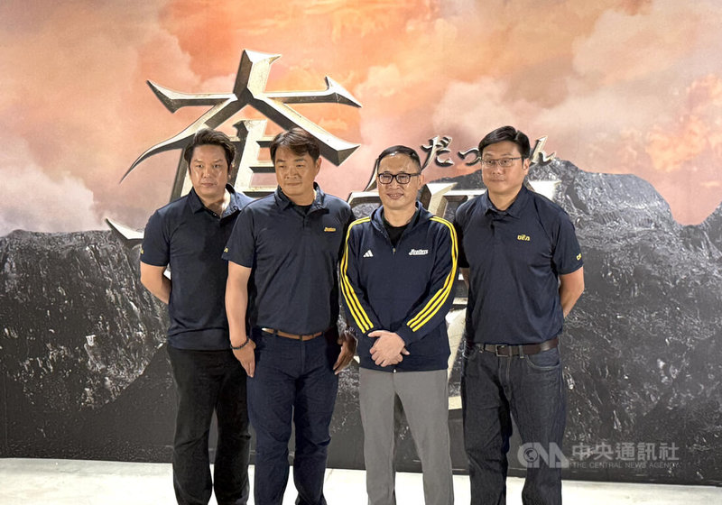 中華職棒中信兄弟隊2日發布人事異動，原領隊劉志威（右2）專任中信育樂營運長職務，由原二軍總教練兼農場主管彭政閔（左2）接任領隊，劉志威受訪表示，這樣的人事異動無關戰績。中央社記者謝靜雯攝　115年6月2日