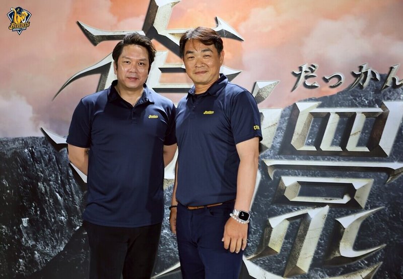 中華職棒中信兄弟領隊彭政閔（右）2日起上任，他坦言如何帶領球隊往好的方向走是重要課題，接任領隊後首個重要任務新人選秀會，也會再跟農場主管周思齊（左）討論。（中信兄弟提供）中央社記者謝靜雯傳真　115年6月2日