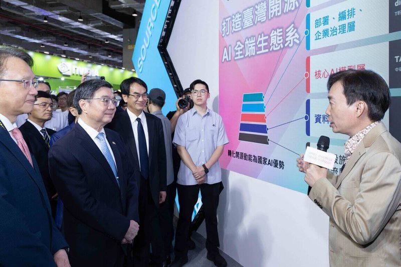 行政院長卓榮泰（前左2）赴電腦展參觀Open Source Team Taiwan開源台灣館。（IMA提供）中央社記者江明晏傳真　115年6月2日