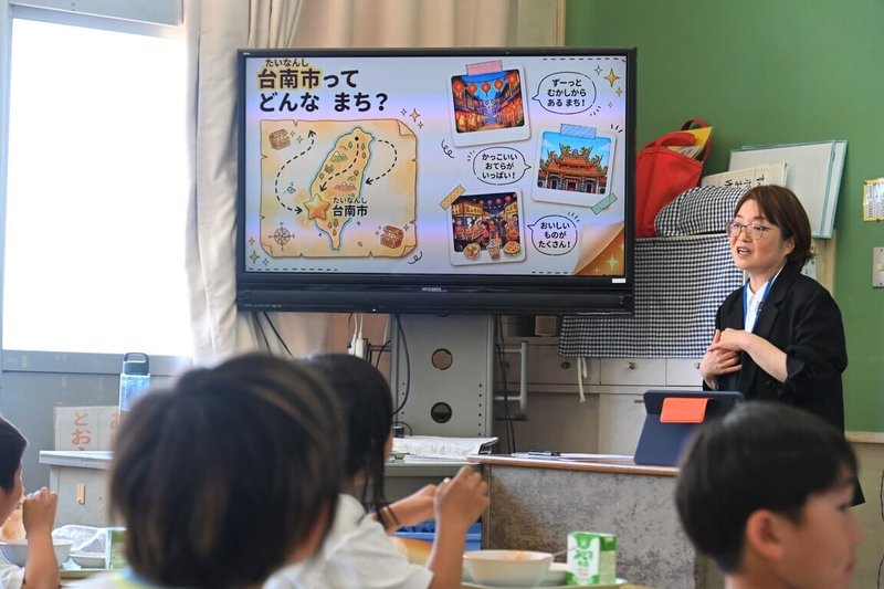 台南市政府直送當季金鑽鳳梨到日本友誼市富良野市等地，讓學生大快朵頤，學校也利用這個機會介紹台南市，培育雙方交流種子。（台南市政府提供）中央社記者張榮祥台南傳真　115年6月2日
