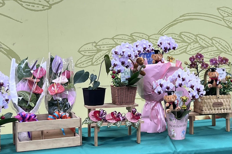 台南市政府農業局推廣台南特產火鶴花及蘭花為畢業送禮花材，有花束、花籃或植栽等多種選擇。（台南市農業局提供）中央社記者楊思瑞台南傳真　115年6月2日