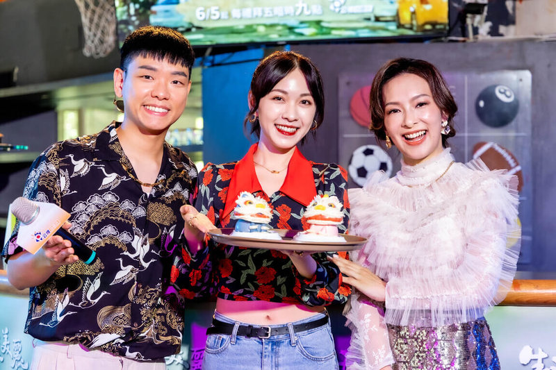 公視台語台節目「生活愛美麗」第2季將播出，主持人八弟（蕭志瑋）（左）、陳瑋薇（右）出席慶祝活動，陳瑋薇好友林玟誼（中）手端舞龍舞獅造型饅頭現身送上祝福。（公視台語台提供）中央社記者洪素津傳真　115年6月2日