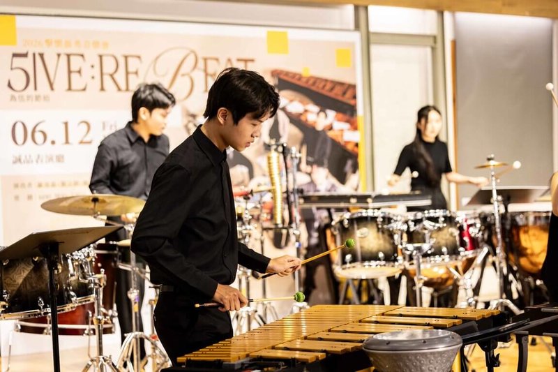 來自朱宗慶打擊樂團2團5名新秀，12日將於台北誠品表演廳舉行「5IVE：RE/BEAT為伍的節拍」音樂會，展現打擊樂的全新能量與面貌，2日記者會上，團員現場演出精彩片段。（朱宗慶打擊樂團提供）中央社記者邱祖胤傳真　115年6月2日