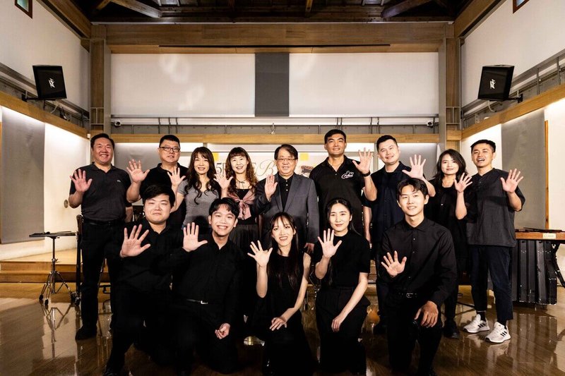 「5IVE：RE/BEAT為伍的節拍」音樂會將於台北誠品表演廳登場，2日記者會上，新秀演奏家陳咸任（前排左起）、葉立偉、劉昕樺、羅曼嘉、蘇威銓與朱宗慶打擊樂團藝術總監朱宗慶（後排中）及資深擊樂演奏家們合影。（朱宗慶打擊樂團提供）中央社記者邱祖胤傳真　115年6月2日