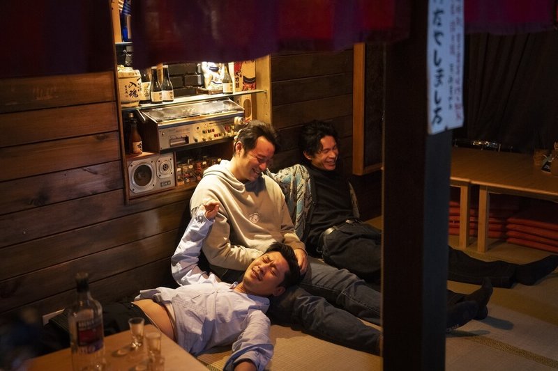 演員黃迪揚（左起）、張孝全、姚淳耀在新戲「欠妳的那場婚禮」中組樂團，劇情聚焦成員之間跨越青春與中年的兄弟情誼。（公視提供）中央社記者洪素津傳真　115年6月2日
