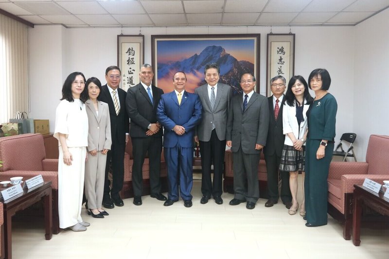 監察院代理院長李鴻鈞（右5）與瓜地馬拉人權檢察署檢察長柯多瓦（José Alejandro Córdova）（左5）及國際合作司司長狄亞士（Juan Carlos Díaz）（左4）等人合影。（監察院提供） 中央社記者高華謙傳真　115年6月2日