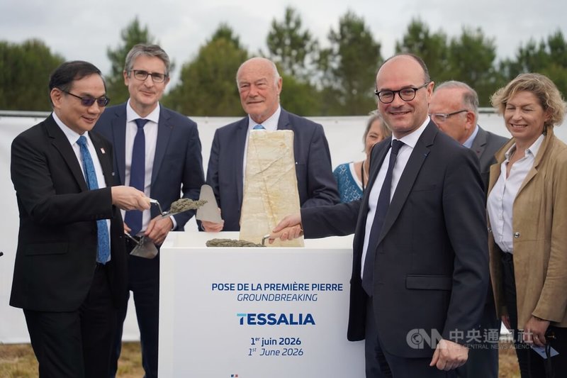 鴻海科技集團與法商泰雷斯、Radiall成立合資公司Tessalia,1日在法國西南部小鎮勒巴普附近動土。中央社記者曾依璇法國勒巴普攝 115年6月2日