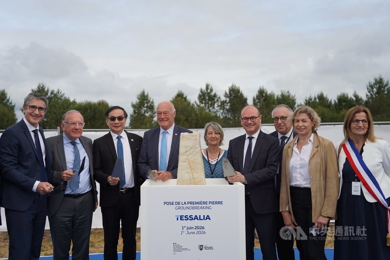 鴻海科技集團與法商泰雷斯（Thales）、Radiall成立合資公司Tessalia，1日在法國西南部小鎮勒巴普（Le Barp）附近動土。中央社記者曾依璇法國勒巴普攝　115年6月2日
