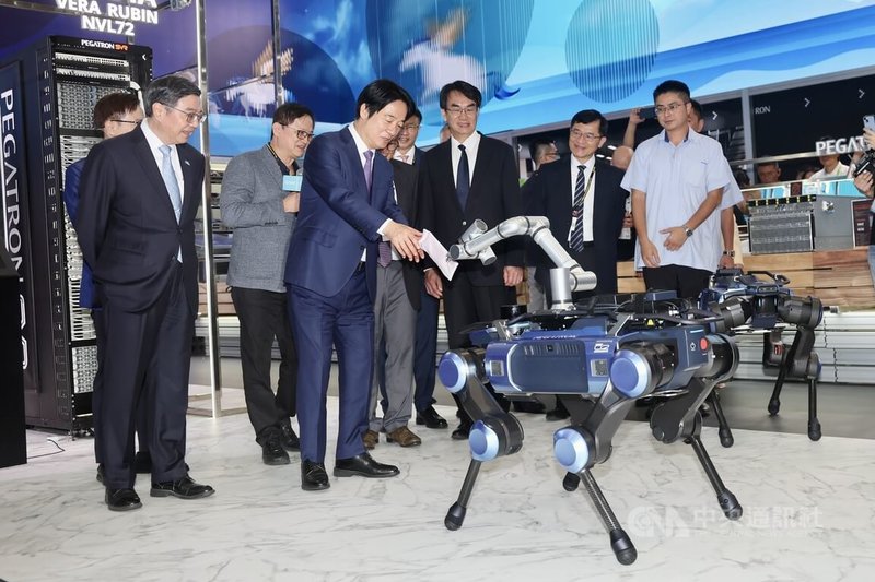 2026 COMPUTEX(台北國際電腦展)2日在台北南港展覽館一館舉行開幕典禮,總統賴清德(前左2)、行政院長卓榮泰(前左)等人參觀展場,圖為賴總統接受機器狗致贈的禮物。中央社記者王飛華攝 115年6月2日