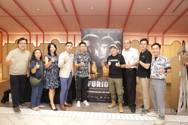 世新大學馬來西亞校友會5月29日包場主辦馬來語電影The Furious:Pertaruhan Maruah(狂怒者:榮譽之戰)放映會,同為留台校友的導演Bear(邢益雄,右4)與世新大馬校友會長顏彣澔(左5)、駐馬來西亞台北經濟文化辦事處僑務組長廖建勛(左4)與教育組長廖苡亘(左3)等人合影。中央社記者黃自強吉隆坡攝 115年6月2日