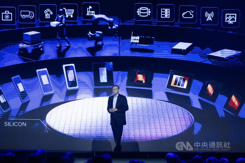 晶片廠英特爾（Intel）執行長陳立武（圖）2日在COMPUTEX台北國際電腦展發表主題演講，並指出在這場AI的科技革命中，英特爾將策略聚焦於4大核心支柱，這4個領域將全面涵蓋現代人與企業的所有運算需求。中央社記者趙世勳攝　115年6月2日