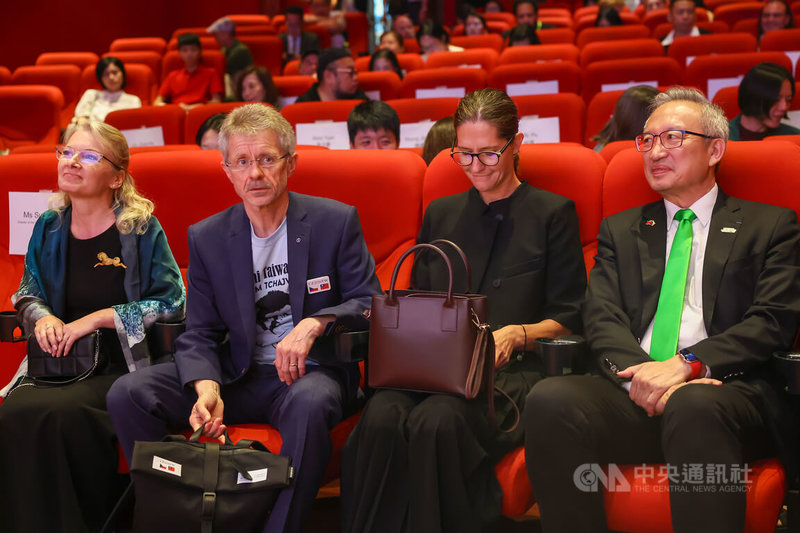 捷克參議院議長韋德齊(Miloš Vystrčil)(前左2)2日晚間出席紀錄片「我是台灣人」特映會,與捷克已故前參議長柯佳洛(Jaroslav Kubera)女兒文索娃(Vendula Vinšová)(前左)及外交部次長吳志中(前右1)等人一同觀影。中央社記者王騰毅攝 115年6月2日