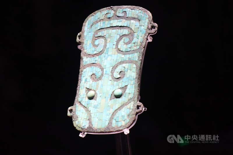被認為是展現夏代文化的河南二里頭夏都遺址博物館內,收藏鑲嵌綠松石獸面銅牌飾,是發現最早的鑲嵌銅器,出土時安放在墓主人胸部,應是作為溝通天、地、神、人的載體。中央社記者張淑伶洛陽攝 115年6月2日
