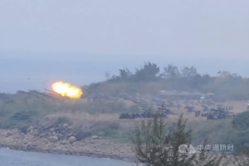第四作戰區2日實施「115年重砲暨新式武器換裝驗證射擊」，於楓港北陣地進行M110A2自走砲及155公厘榴彈砲射擊，射擊瞬間爆出火光，伴隨隆隆砲聲，場面震撼。中央社記者黃郁菁攝　115年6月2日