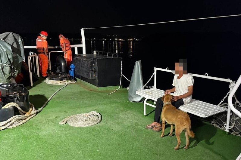 澎湖「休閒漁政（西）0001漁船」陳姓船長帶寵物一起出海作業，2日清晨在西嶼大菓葉海域故障漂流，澎湖海巡隊馳往救援，平安返回馬公港檢修。（澎湖海巡隊提供） 中央社    115年6月2日