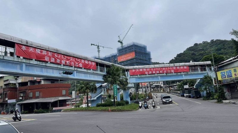 基隆市國安路人行天橋（圖）因使用率低，且橋墩與梯間占用人行道，基隆市政府預定12日至14日分階段拆除，13日晚間主梁吊卸作業將全線封閉，市府已規劃替代道路。（基隆市政府提供）中央社記者王朝鈺傳真 115年6月2日