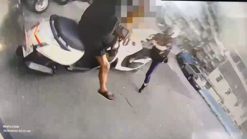 基隆市警察局第一分局忠二路派出所員警2日凌晨巡邏時，發現騎乘機車46歲林姓男子（左）違規紅燈右轉，拒絕攔查且加速行駛衝撞，警方當場將其壓制，查獲毒品依托咪酯煙彈，詢後送辦。（讀者提供）中央社記者王朝鈺傳真　115年6月2日