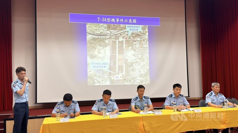 空軍T-34型教練機2日上午在高雄岡山基地執行模擬發動機失效航線訓練時於跑道北頭墜落,造成2名飛行員殉職。空軍司令部下午召開記者會,簡報說明失事過程。中央社記者張已亷攝 115年6月2日