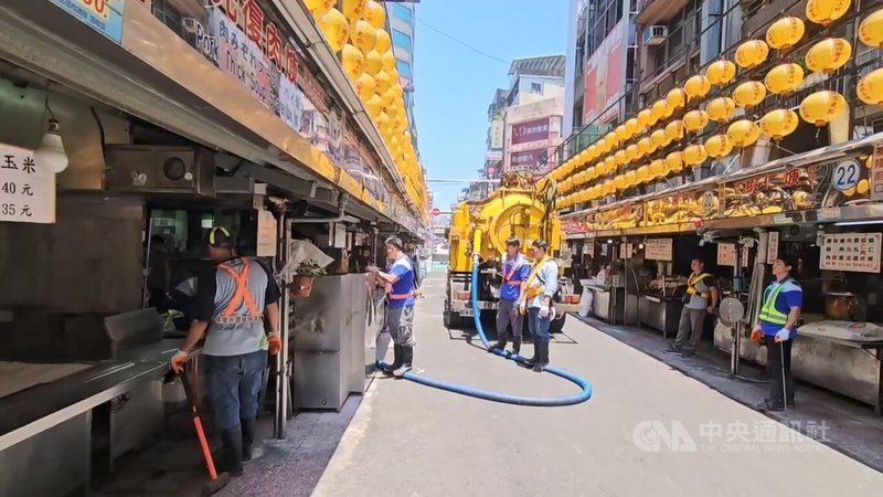基隆市環保局2日派遣40名人員與清溝車進駐廟口，展開水溝清淤與消毒作業，攤商配合清消作業休市。中央社記者王朝鈺攝　115年6月2日