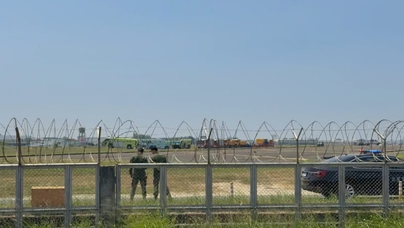 空軍一架T-34型教練機2日在岡山空軍基地執行模擬發動機失效航線訓練時墜毀。圖為岡山空軍基地外。中央社記者張已亷攝 115年6月2日