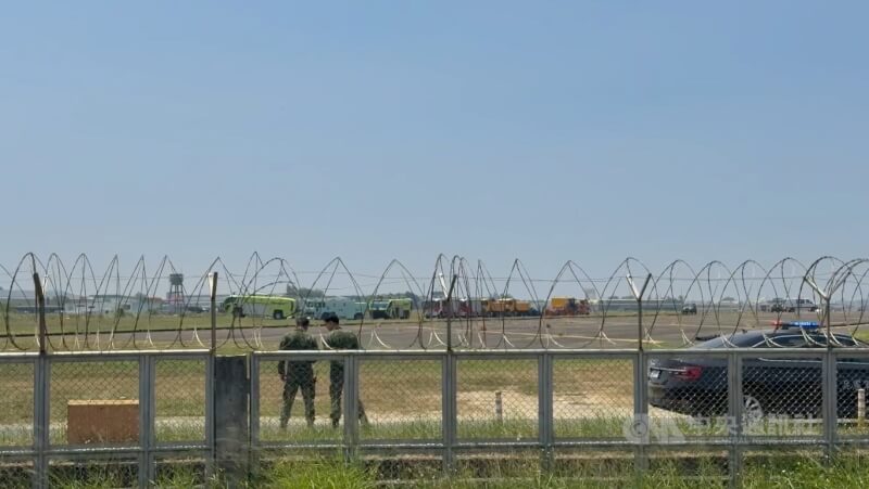 空軍一架T-34型教練機2日在岡山空軍基地執行模擬發動機失效航線訓練時墜毀。圖為岡山空軍基地外。中央社記者張已亷攝 115年6月2日