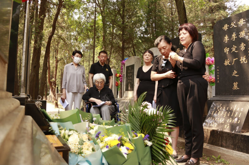 圖為2024年天安門母親發起人張先玲（前左一）與罹難者親屬們在墓前致哀。（中國讀者提供）