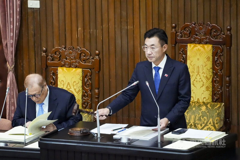 立法院院會2日處理「宗教團體以自然人名義登記不動產處理暫行條例」第5條條文修正草案，立法院副院長江啟臣（右）主持議事並敲槌宣布三讀通過。中央社記者鄭清元攝　115年6月2日