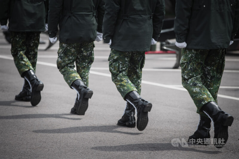 陸軍蘇姓中士、蔡姓二兵與王姓友人涉外洩軍中機密文件賺取報酬，桃園地檢署依貪污、國家安全法等罪起訴、求從重量刑。（示意圖／中央社檔案照片）