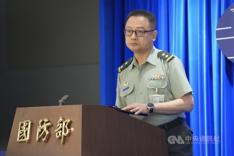 國防部政務辦公室主任兼發言人孫立方（圖）2日在國防部表示，岡山基地1架T-34型教練機（機號3414），2日上午由盧姓中校、過姓中校駕駛，執行模擬發動機失效航線訓練任務時，在上午8時左右於跑道北頭墜落，造成2名飛行員殉職。中央社記者徐肇昌攝 115年6月2日