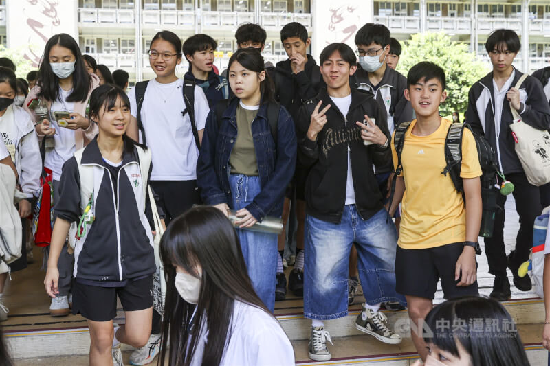 115年國中教育會考5月17日結束最後一節考試後，考生陸續步出考場，不少人露出輕鬆神情。（中央社檔案照片）
