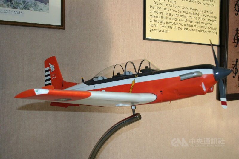 圖為T─34教練機模型。（中央社檔案照片）