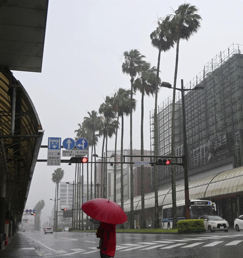 日本宮崎市2日受颱風影響風雨漸強。(共同社)