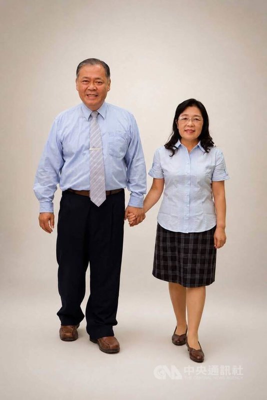 外傳民進黨將徵召澎湖縣長陳光復（左）妻子吳淑瑾（右）「代夫出征」，民進黨秘書長徐國勇說，3日選對會將開會決定。陳光復家屬2日在陳光復臉書發文表示，「關關難過關關過，為我們的戰士加油」。（取自陳光復臉書） 中央社  115年6月2日