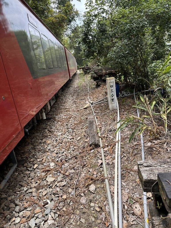 阿里山林鐵新款列車「森里號」2日上午試運轉，在本線（嘉義站至阿里山站）43.1公里處出軌，幸無人員受傷。（林鐵處提供）中央社記者蔡智明傳真　115年6月2日