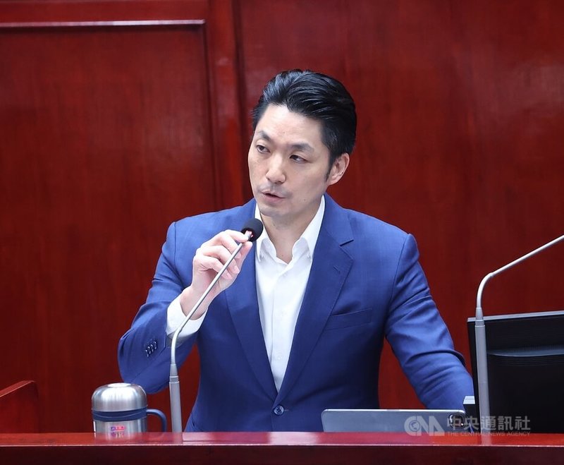 台北市議員顏若芳提到，為提升弱勢、輪椅族、長者等安全，建議可在大型路口規劃設內照式號誌，巷弄內試辦行穿線照明設備。市長蔣萬安（圖）回應將評估且由交通局規劃試辦。中央社記者郭日曉攝 115年6月2日